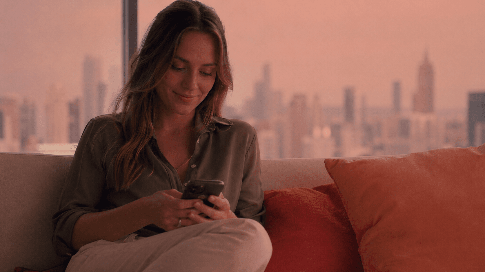 Customer completing a refund request through a WhatsApp-style conversation
